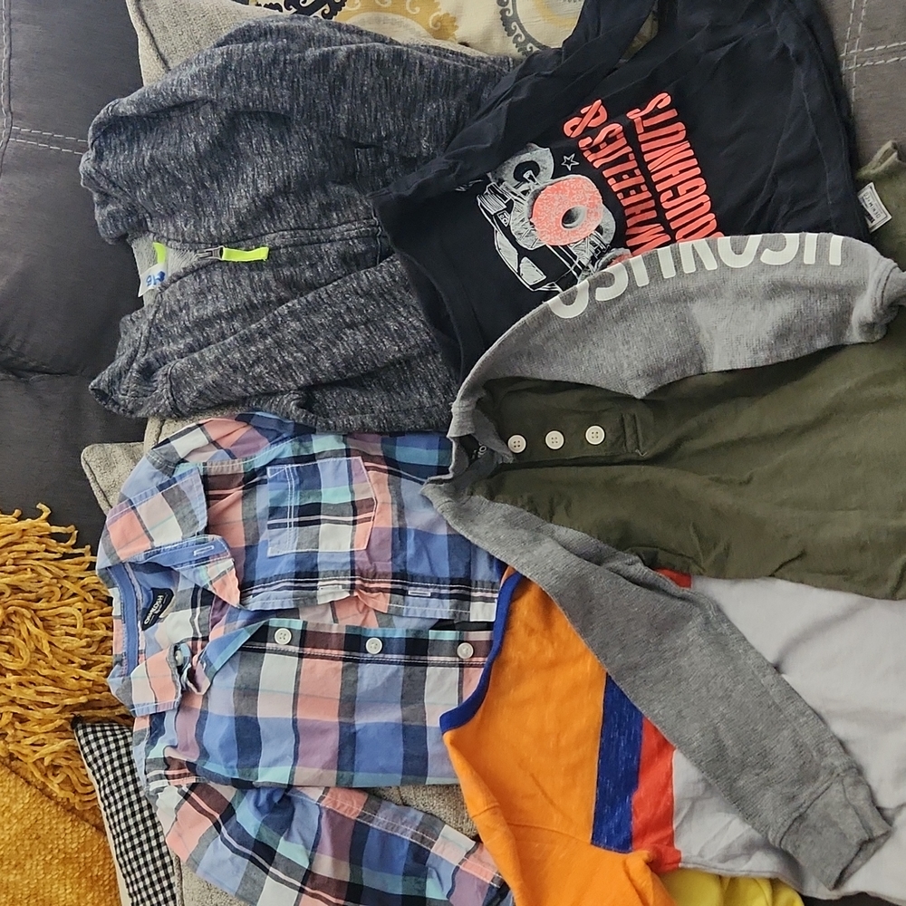 Lot of 5 boys top size 4t and 5t